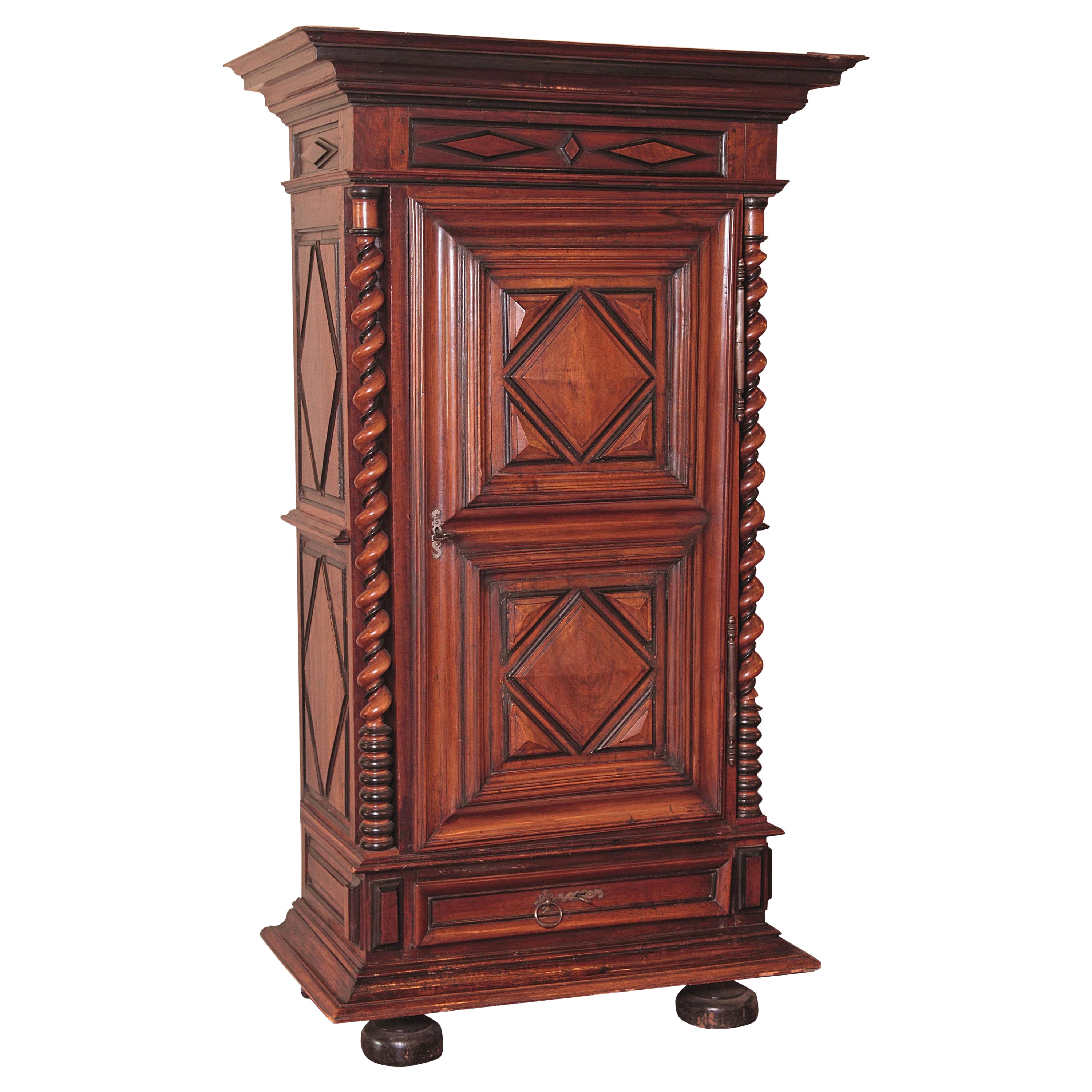 Armoire Bonnetiere Louis XIII du 18ème siècle en noyer sculpté du Perigord en vente