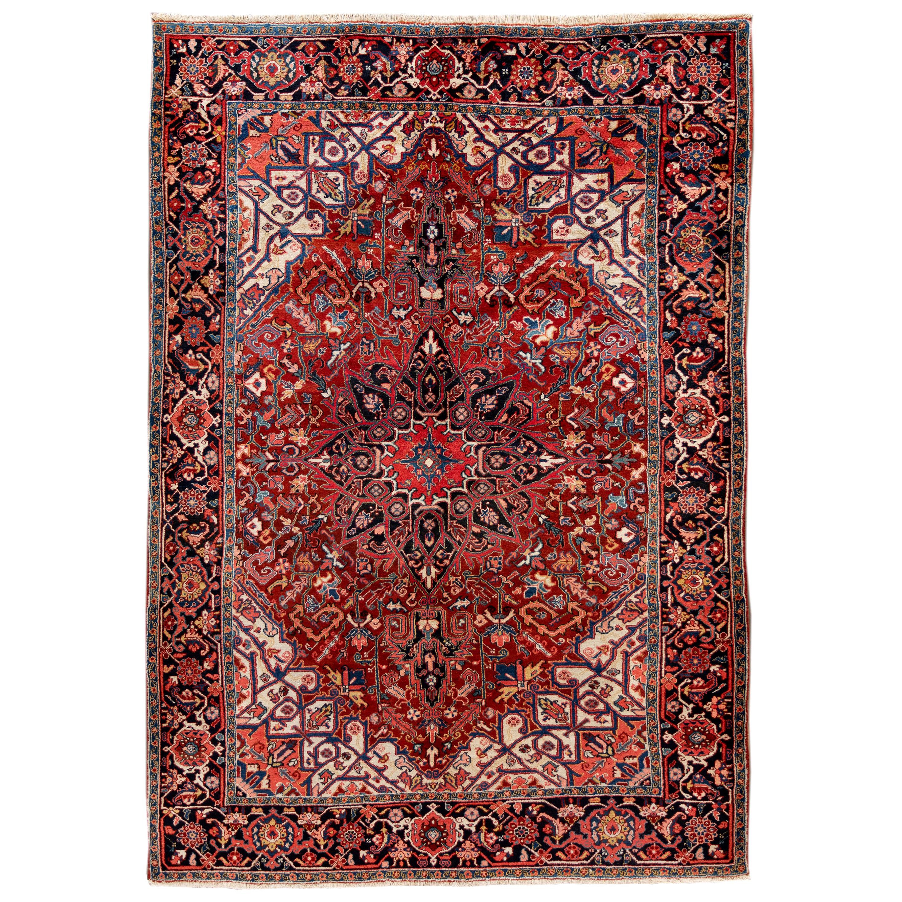 Ancien tapis rouge Heriz en laine à fleurs médaillon fait à la main En  vente sur 1stDibs