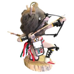 Muñeca Kachina Lobo Gris Tallada a Mano Firmada por el Artista