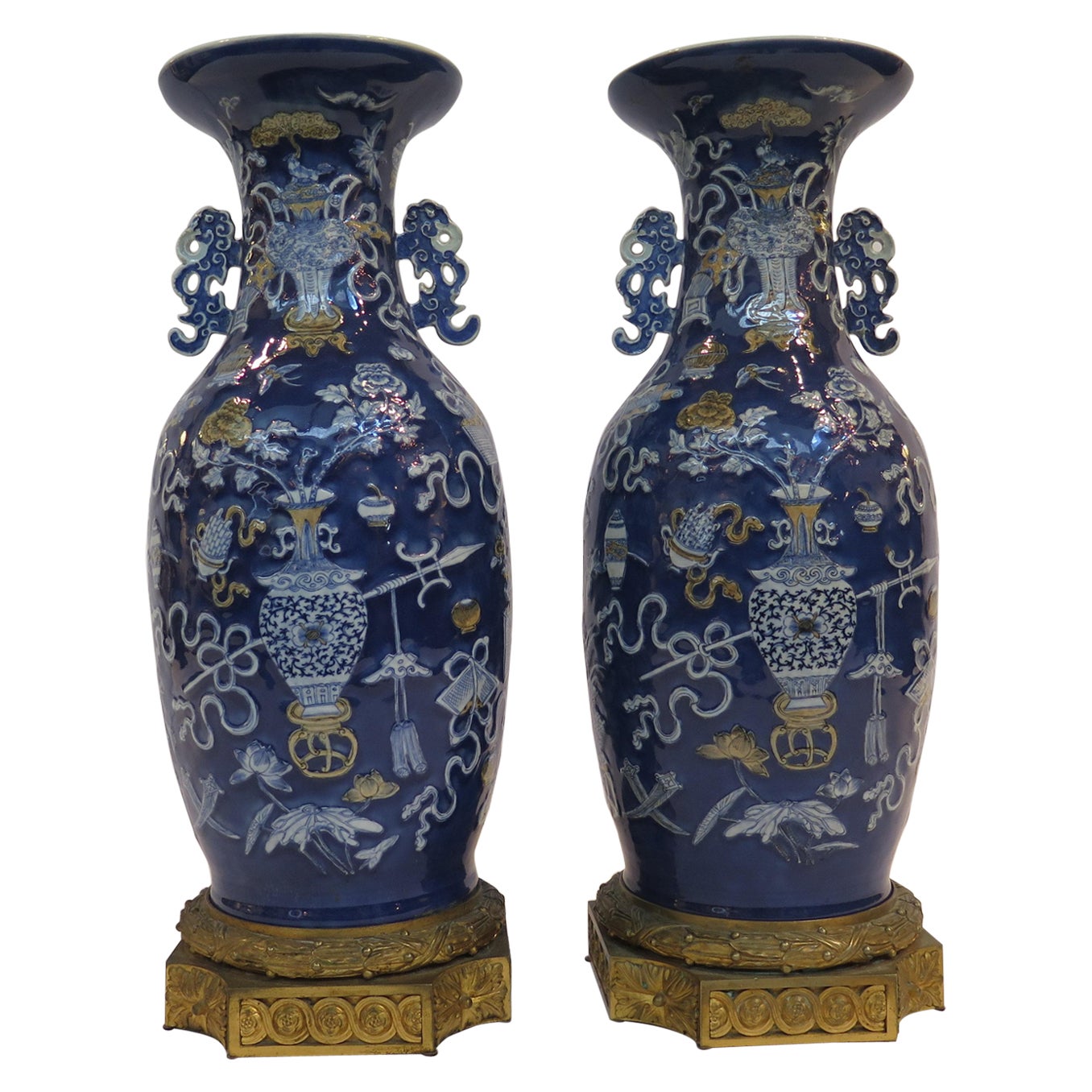 Paire de vases en porcelaine de Chine sur socle en bronze doré français