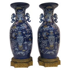 Paire de vases en porcelaine de Chine sur socle en bronze doré français