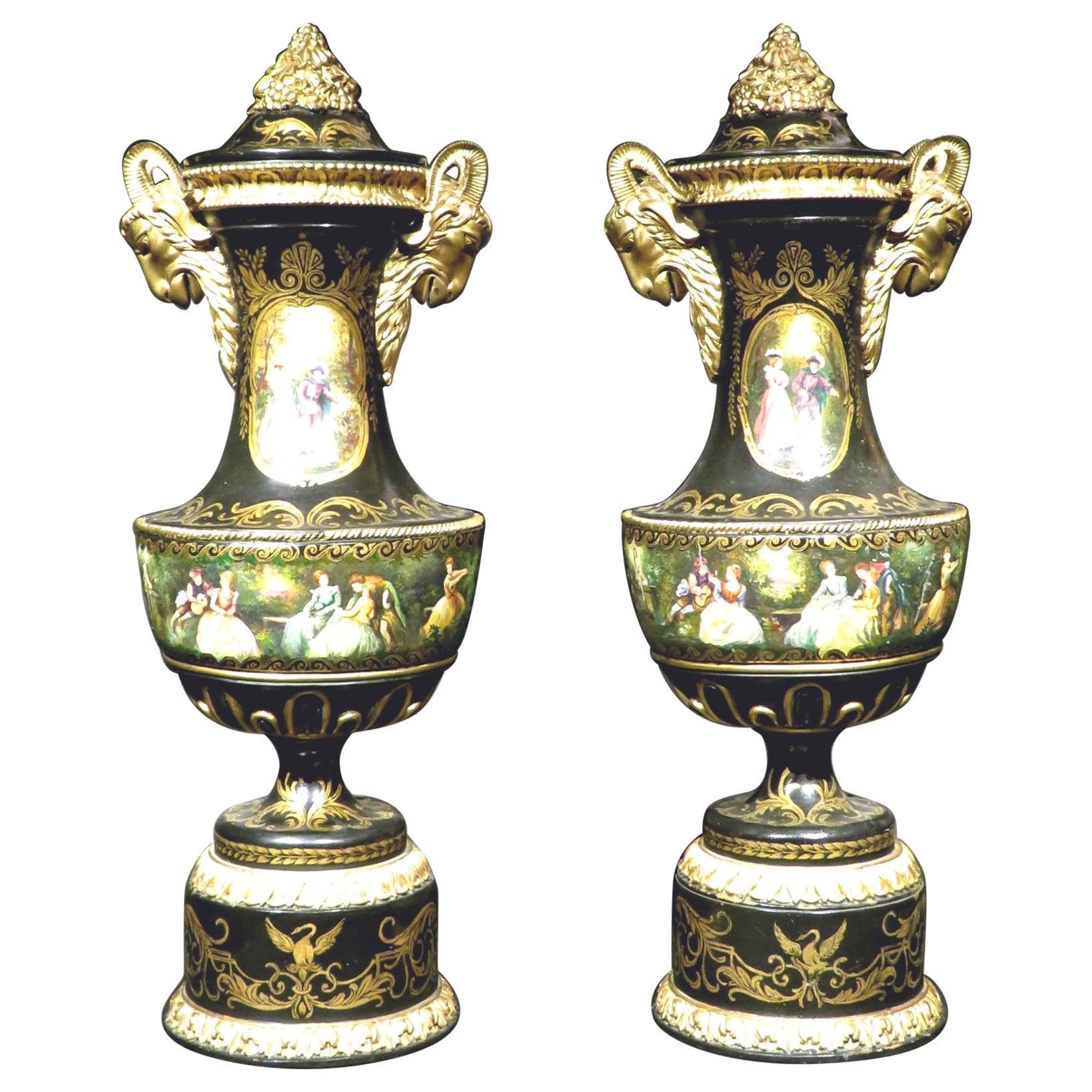 Exceptionnelle paire d'urnes en bois peintes à la main de style néoclassique Revive, vers 1880