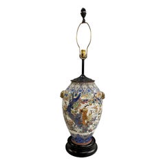 Vase chinois en porcelaine polychrome du 19ème siècle transformé en lampe avec poignées de chien Foo