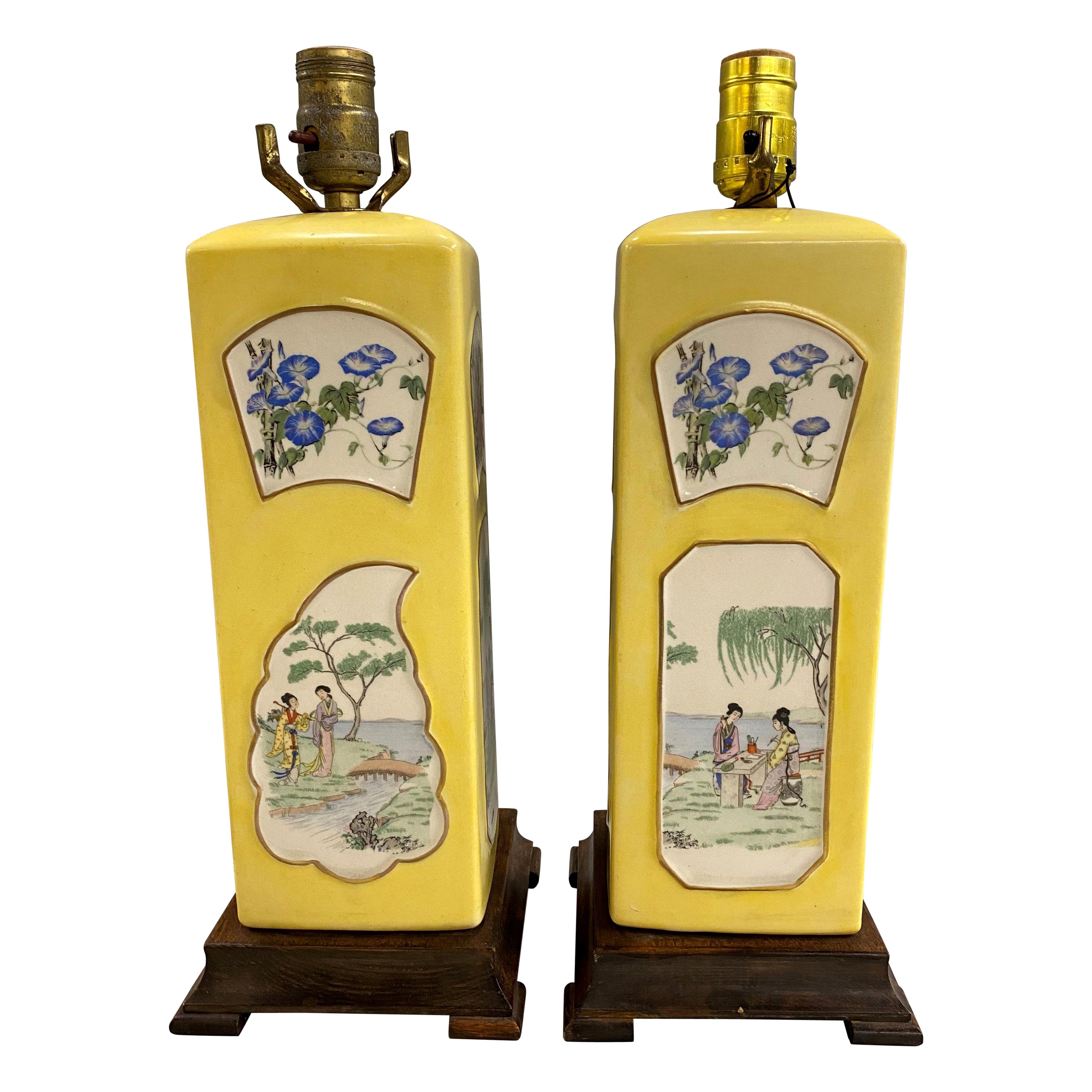 Paire de lampes chinoises en porcelaine jaune avec panneaux traditionnels en relief, circa 1950