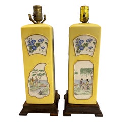 Paire de lampes en porcelaine jaune de Chine avec panneaux traditionnels en relief vers 1950