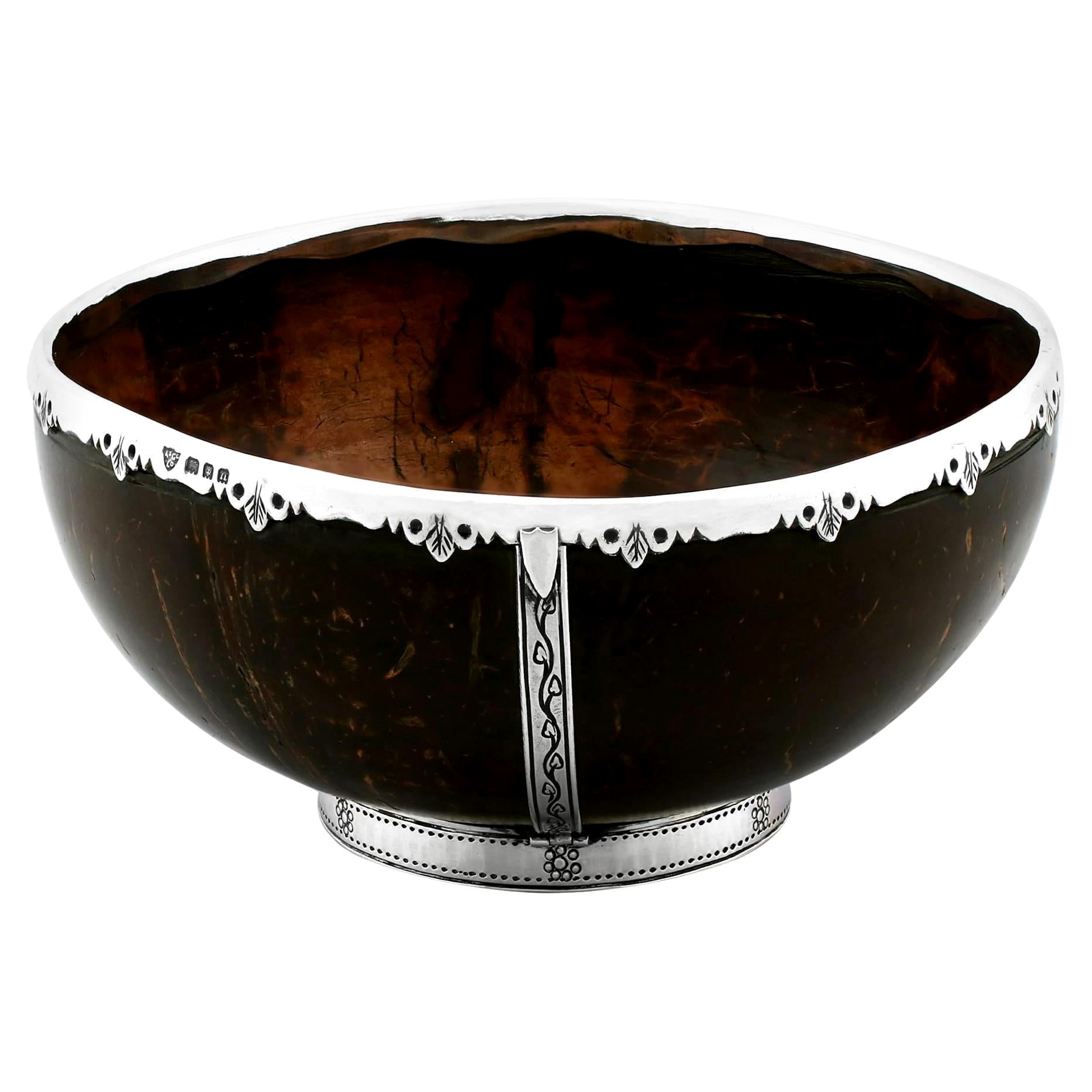Antiguo cuenco de coco montado en plata de ley Arts and Crafts