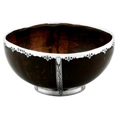Antike Arts and Crafts-Schale aus Sterlingsilber mit Kokosnussholzbeschlägen