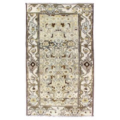 Tapis persan ancien Malayer avec motif tribal sur toute sa surface et fond vert mousse