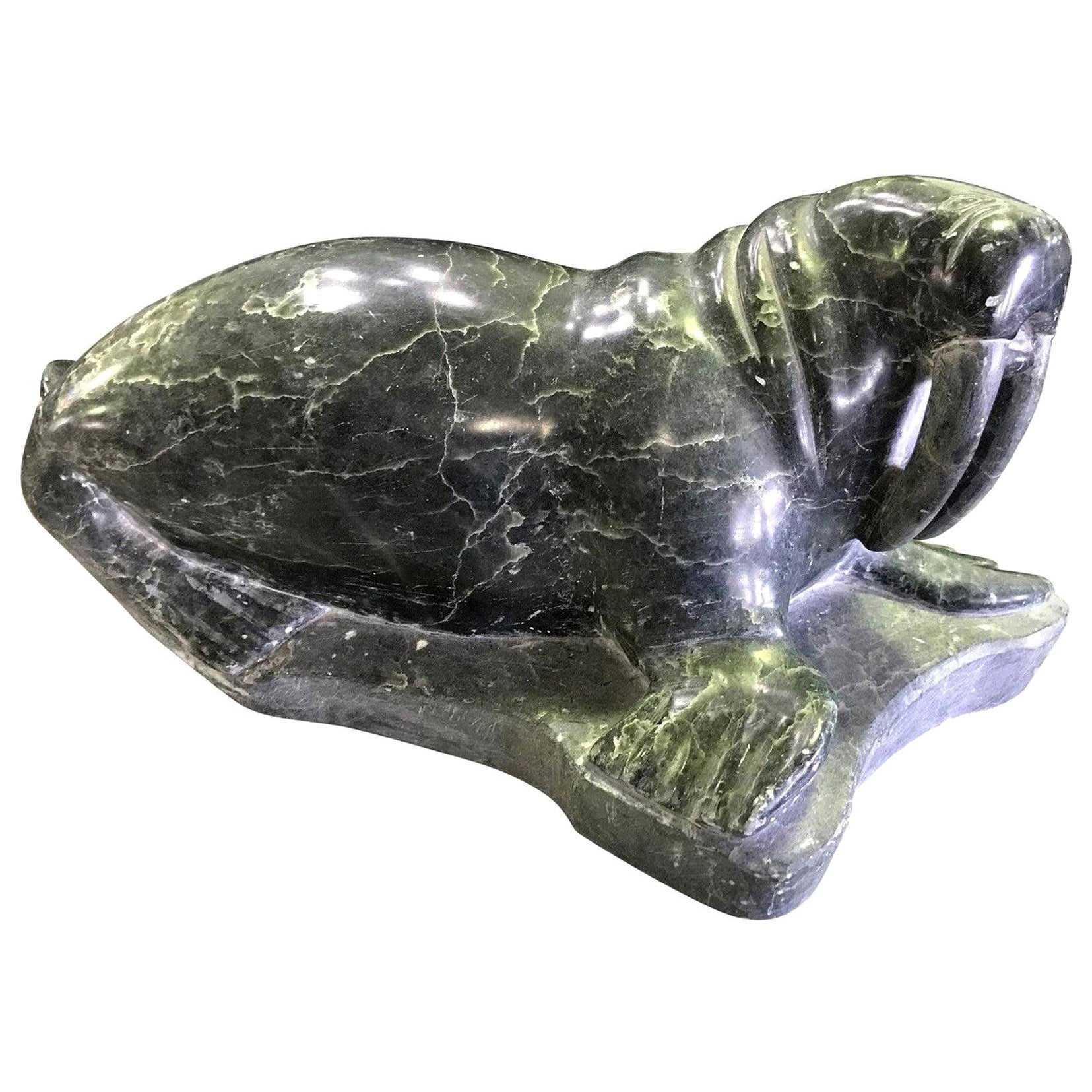 Scultura di tricheco con muso di tricheco, firmata dai nativi eschimesi Inuit, scolpita in pietra di grandi dimensioni