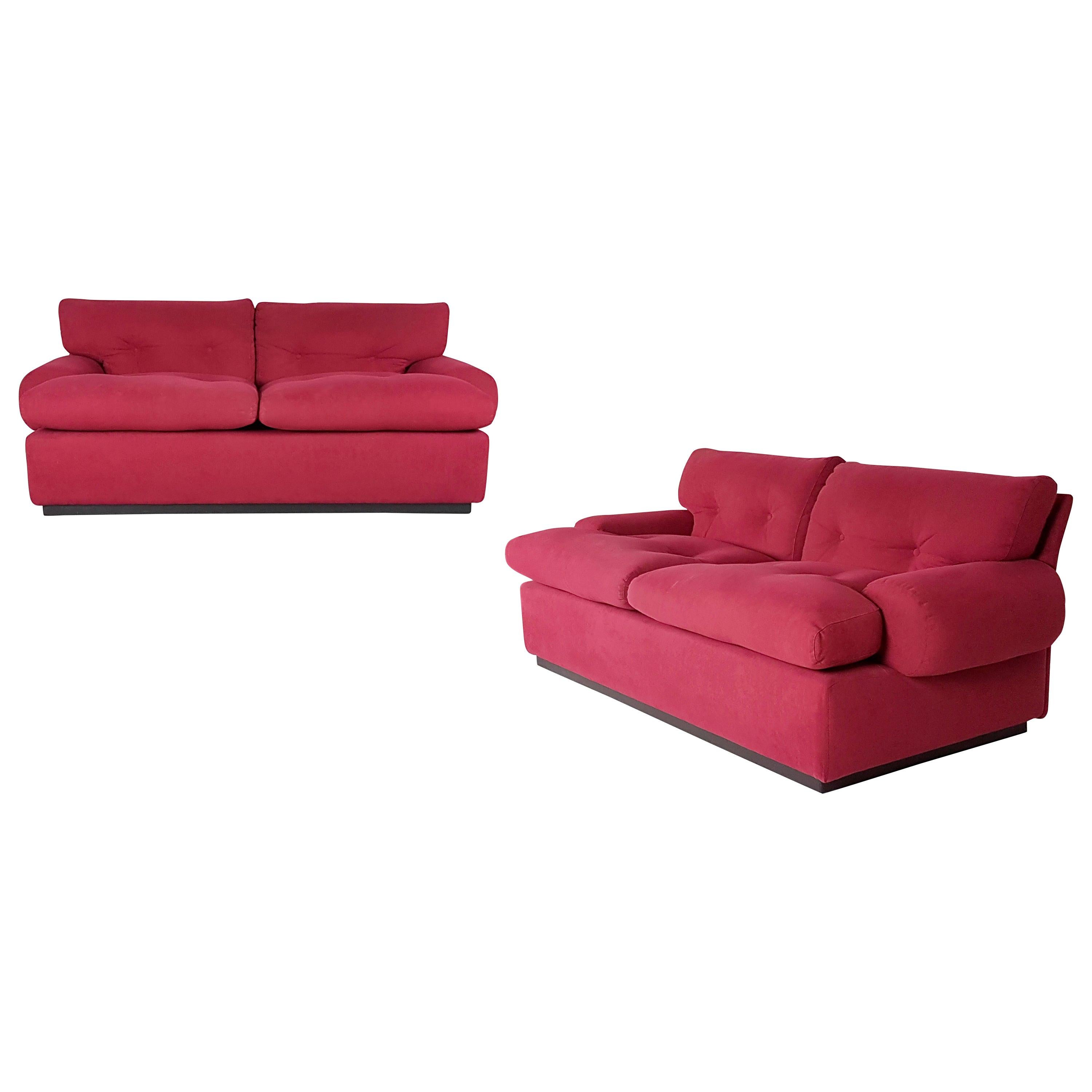 Ein Paar Alcantara Crimson & Wood 2-Sitz-Sofa aus den 1960er Jahren, Osvaldo Borsani zugeschrieben