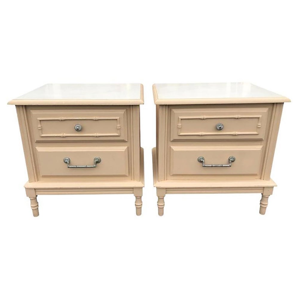 Paire de tables de nuit en faux bambou dans le style de Henry Link