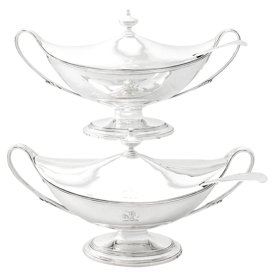 Soupières et louches à sauce anciennes en argent sterling de style George III Adams en vente