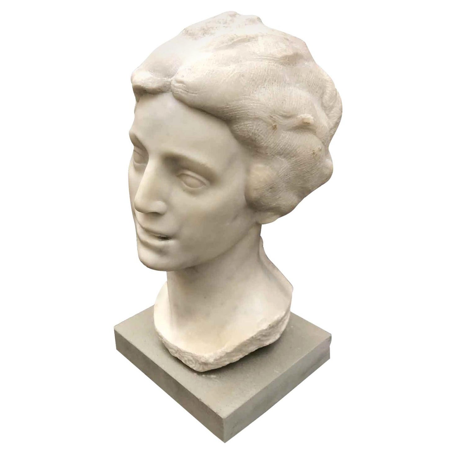 Buste de jeune fille souriante en marbre blanc, sculpture italienne du 20ème siècle par Bossi Aurelio