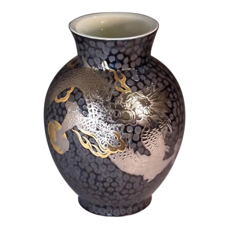 Japanische zeitgenössische japanische Porzellanvase in Schwarz, Gold und Platin von Meisterkünstler