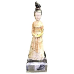 Figure d'une courtisane en céramique émaillée de la poterie chinoise de la dynastie Tang avec support