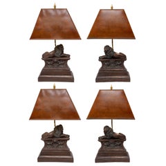 Lampentisch-Set, 4 Lampen, vier bronzierte, liegende Löwen, original Schirm mit Schirm in Schirmform, 14 Zoll hoch