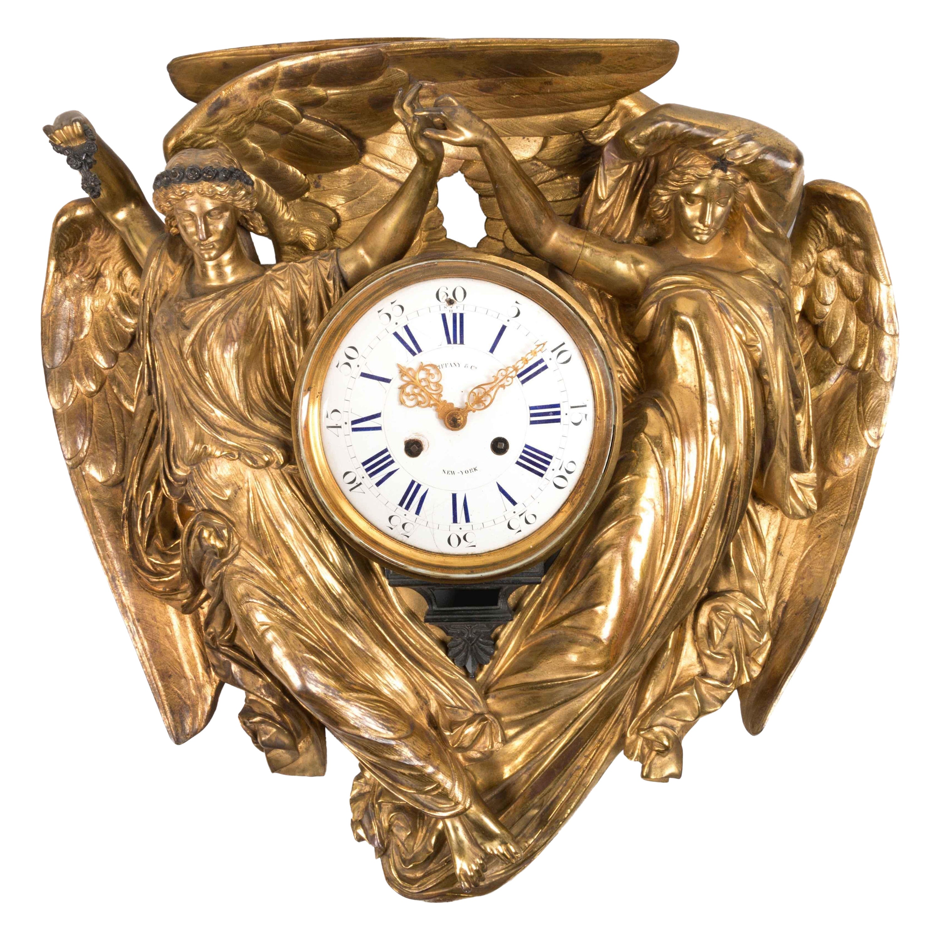 Tiffany & Co. Neoklassizistische Wanduhr aus vergoldeter Bronze von Louis Valentin im Angebot