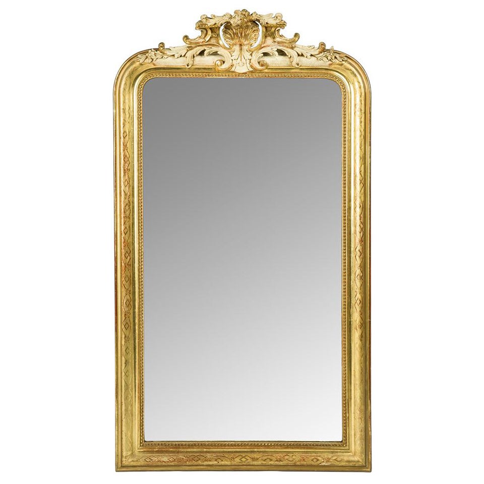 Antique miroir Louis Philippe français du 19ème siècle doré à la feuille d'or avec crête en vente