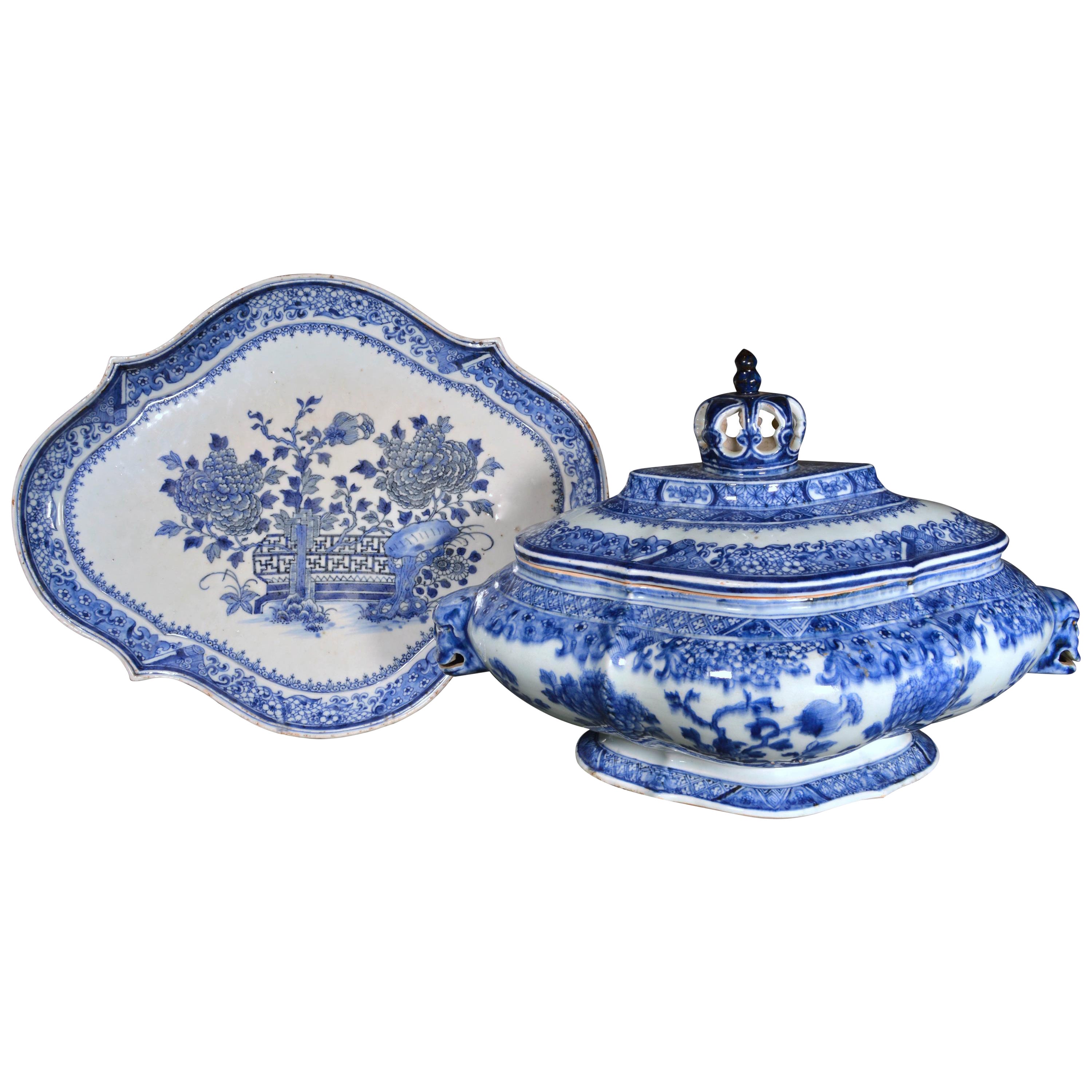 Soupière, couvercle et support en porcelaine d'exportation chinoise bleu et blanc ancien en vente