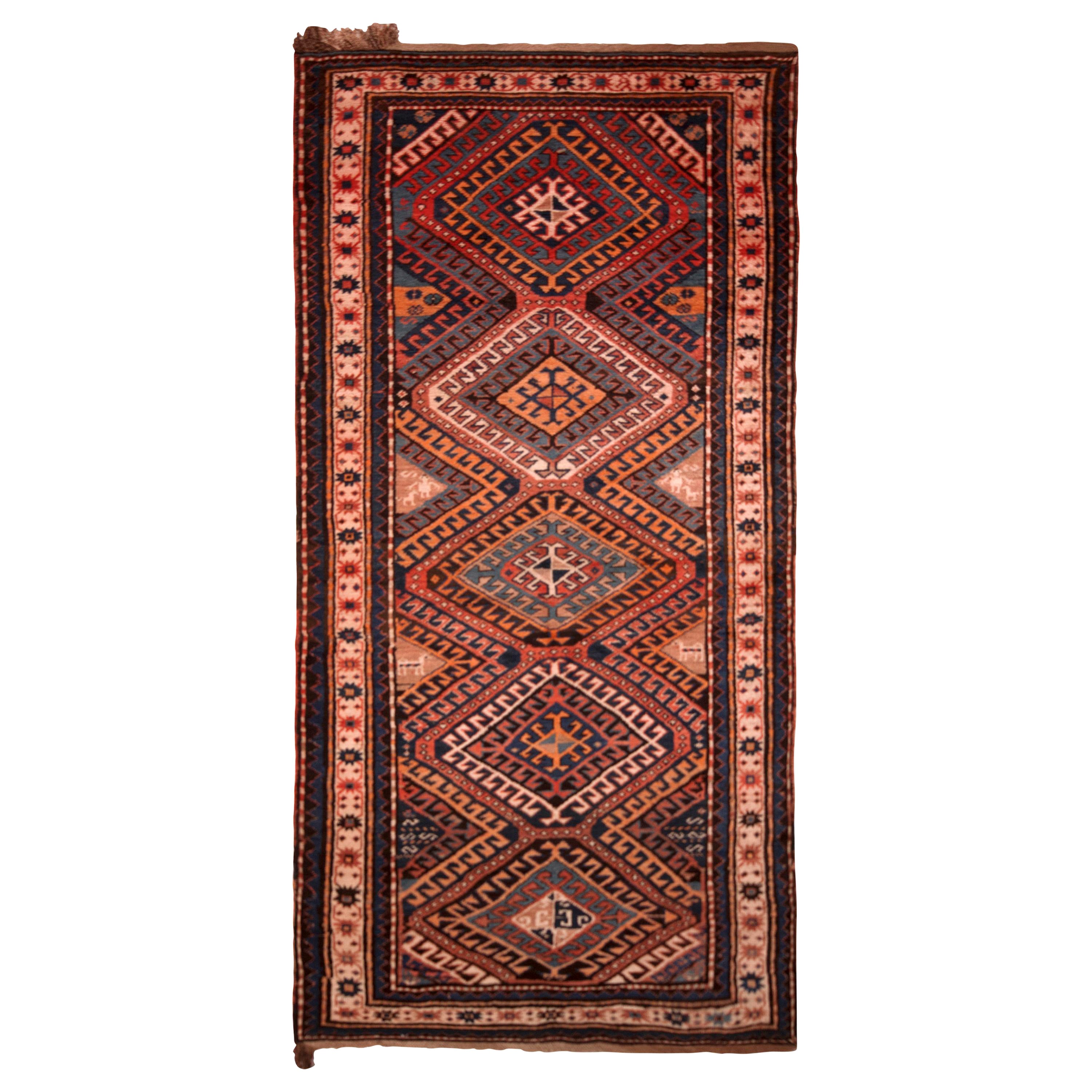 Antiker Kazak-Teppich in Rosa und Blau mit geometrischem Stammesmuster im Angebot