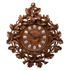 Horloge murale de la Forêt Noire sculptée suisse du 19ème siècle avec mécanisme français