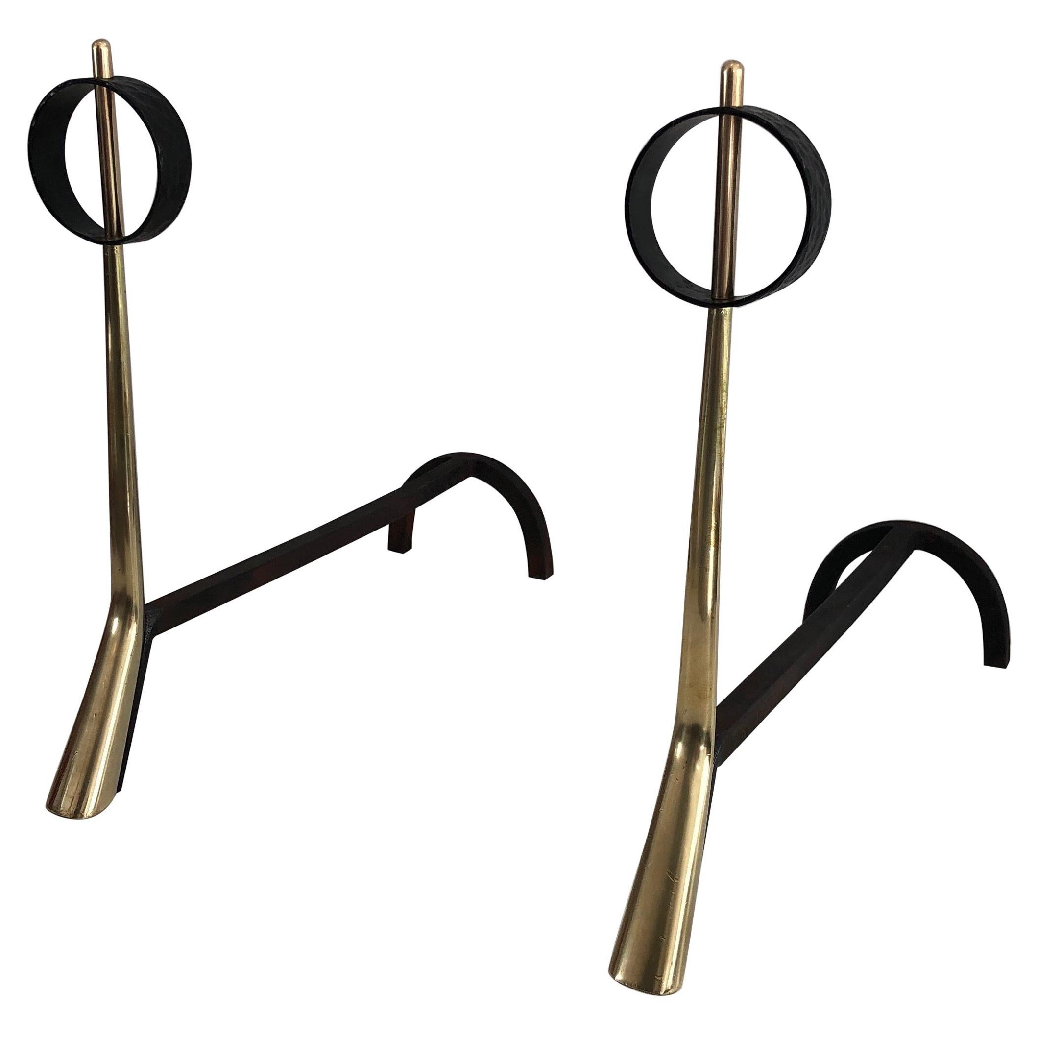 Pareja de candelabros modernistas de bronce y hierro forjado, italianos, hacia 1950
