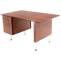 Dänischer moderner Schreibtisch aus Nussbaumholz aus der Mitte des Jahrhunderts