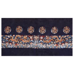 Chinesische Seiden- und Metallic-Fädenstickerei des 19. Jahrhunderts (2'6" x 4'4" - 76 x 132)
