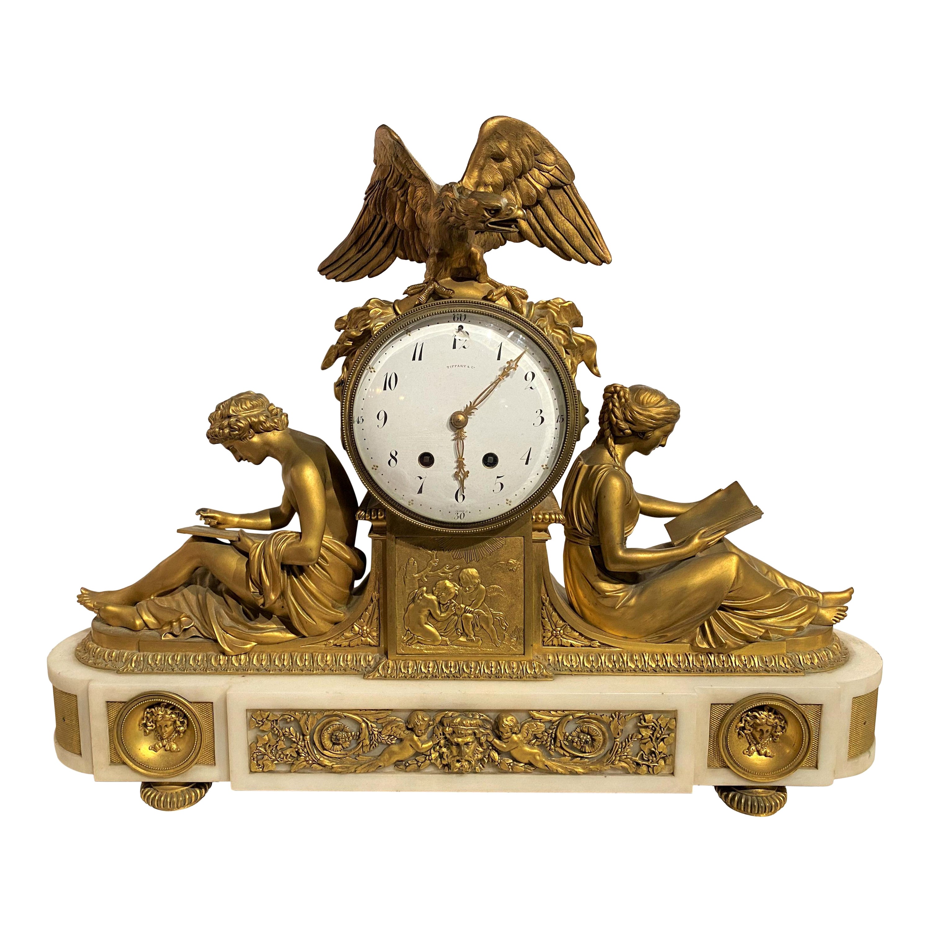 Exceptionnelle horloge de cheminée française Tiffany & Co en bronze doré avec base en marbre