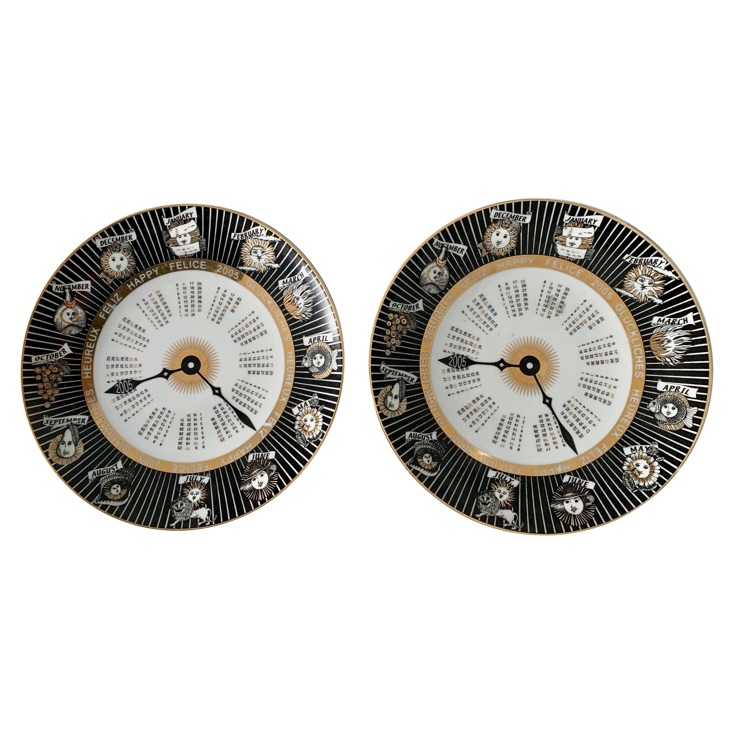 2 assiettes en porcelaine Plato Calendario signées et numérotées par Fornasetti en Italie en vente