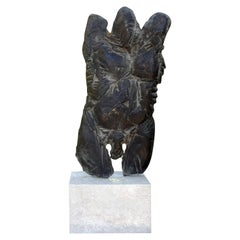 Escultura abstracta de torso masculino en bronce inspirada en Brancusi sobre base de mármol
