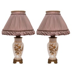 Paire de lampes françaises anciennes en verre opalin blanc et bronze avec abat-jour en soie violette