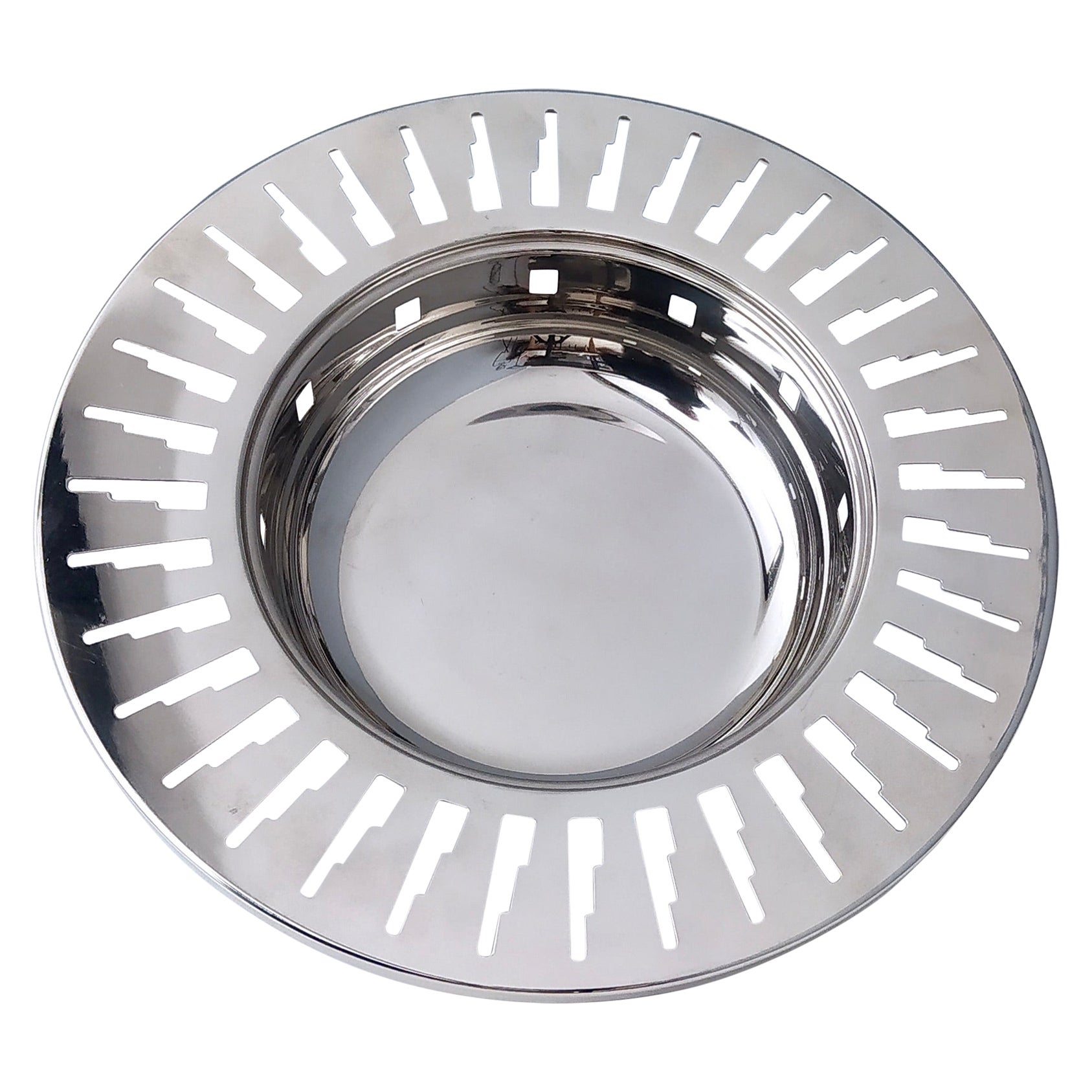 Este cuenco recortado de 3 pies de acero inoxidable Alessi está inspirado en los rascacielos parciales de los edificios de la época decó y tiene una forma más abstracta.
Se trata de una pieza vintage, por lo que puede presentar ligeras huellas de