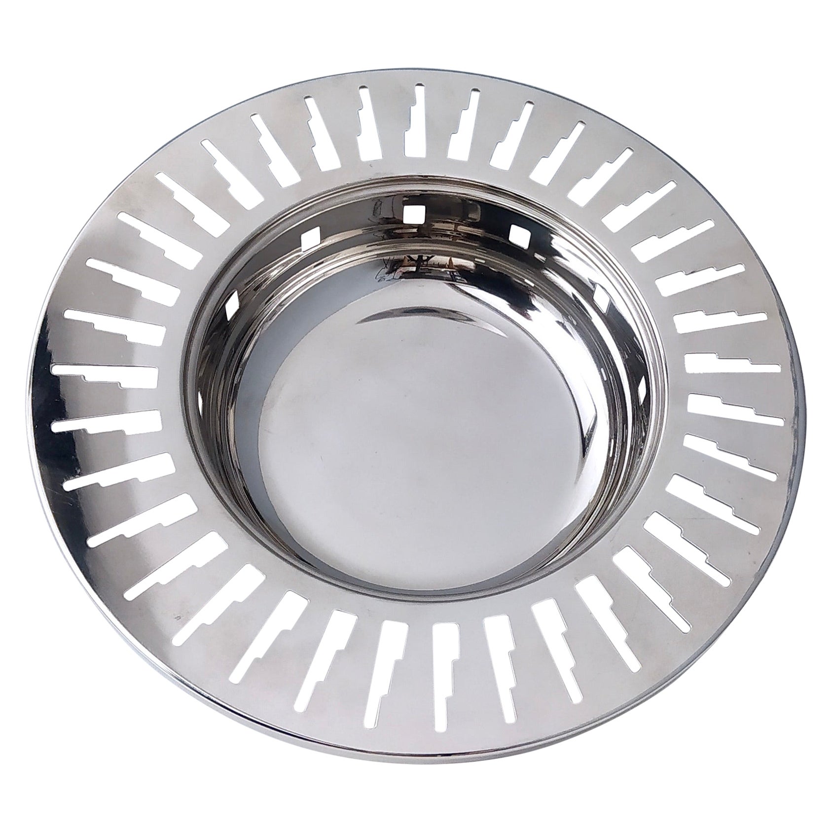 This Alessi stainless steel 3 footed cutout bowl is of deco inspired partial skyscrapers buildings in more of an abstract form.
It is a vintage piece, therefore it might show slight traces of use, but it can be considered as in perfect original