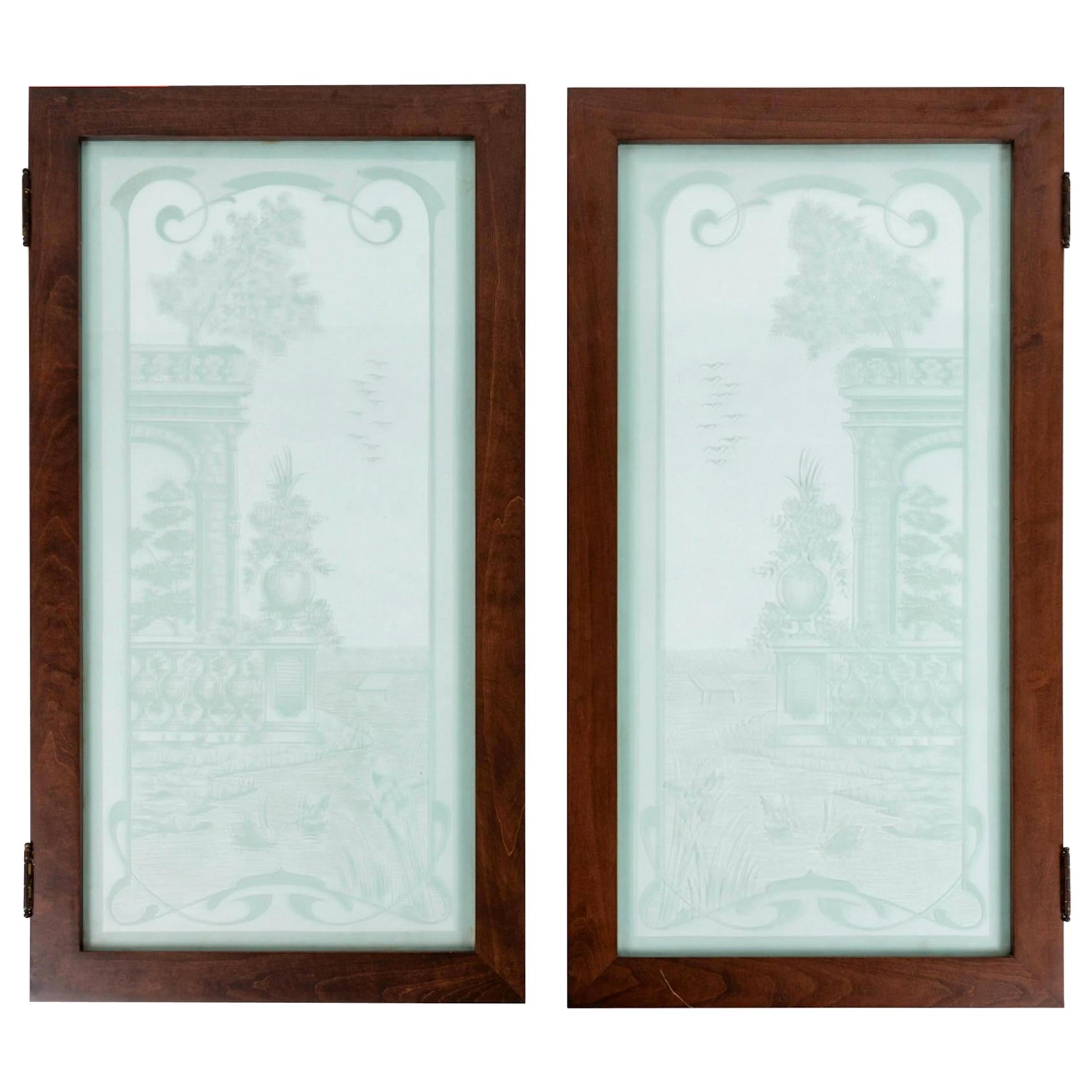 Ein Paar geätzte Glasfenster im Jugendstil des 19. Jahrhunderts mit Schwänen als Darstellungen.