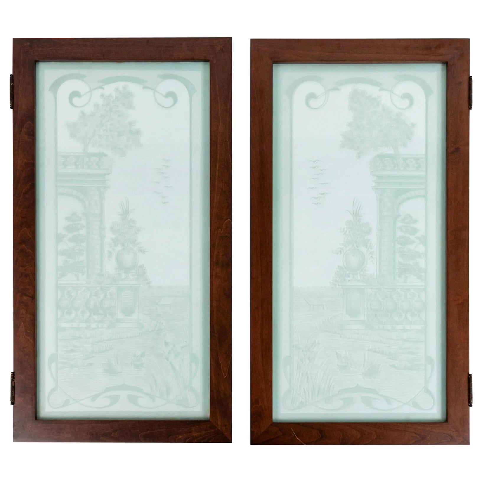 Pareja de ventanas de cristal grabado estilo Art Nouveau Siglo XIX que representan cisnes.