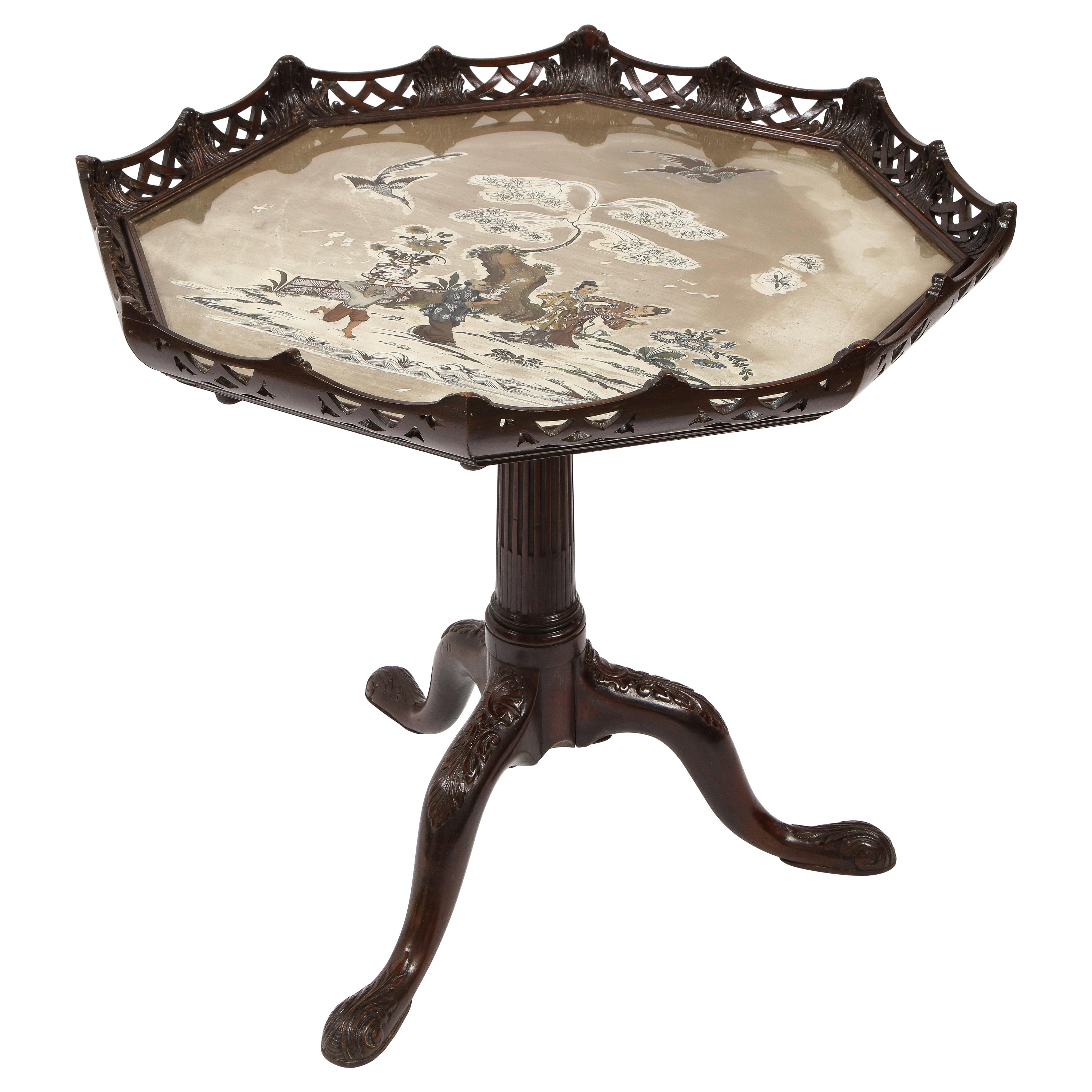 Table octogonale anglaise du 19ème siècle à plateau basculant et chinoiseries inversées sur plateau en verre