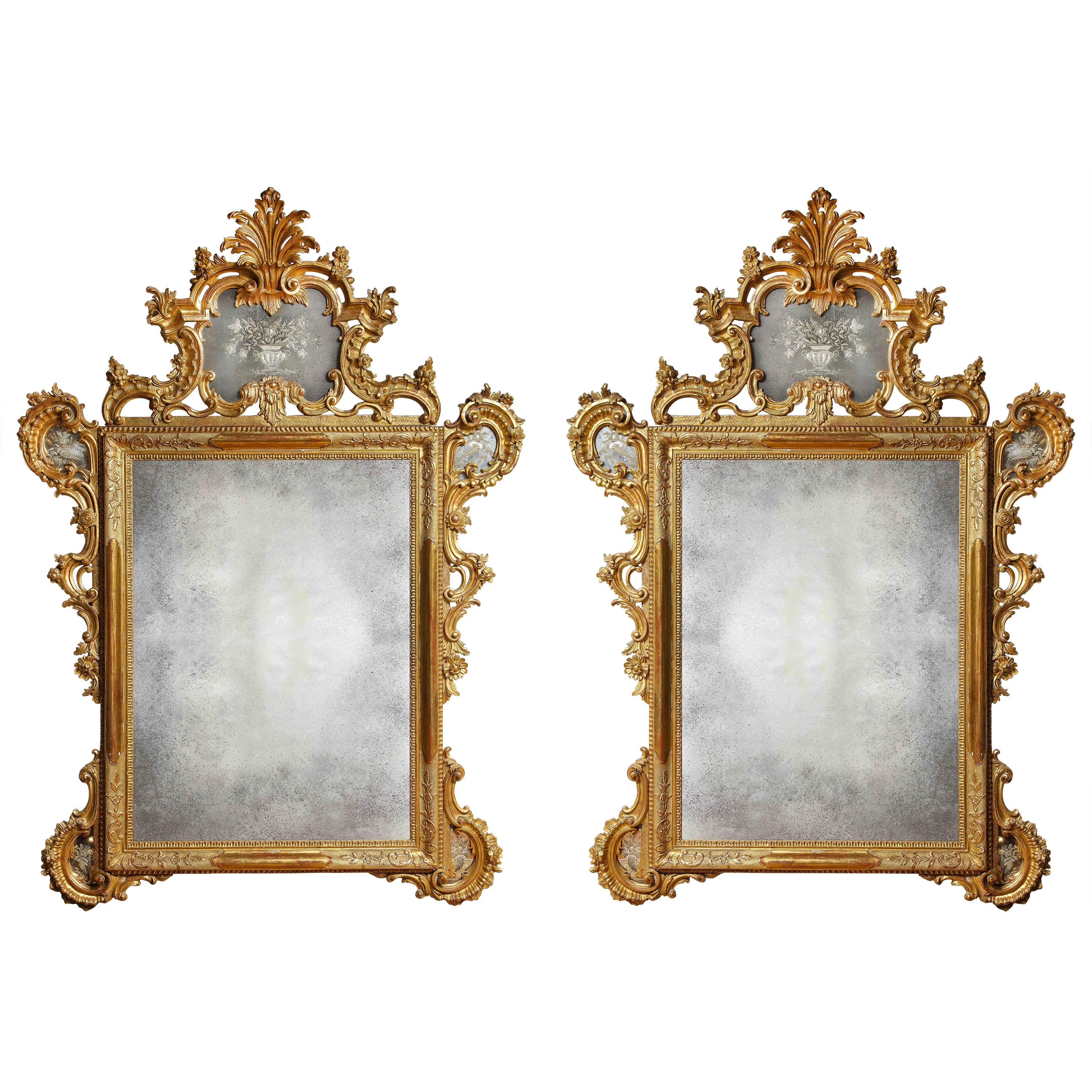 Paire de miroirs vénitiens italiens du 19ème siècle en bois doré sculpté et gravé à la main en vente