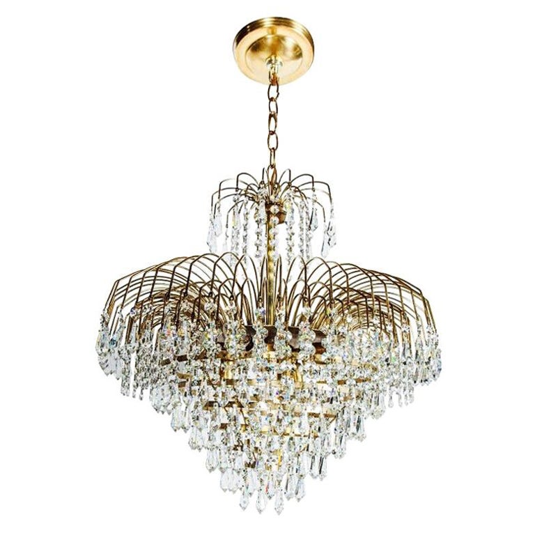Lampadario a cascata in cristallo tagliato Hollywood Regency con struttura in ottone, anni '50 circa in vendita