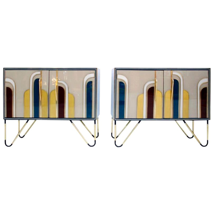 Paar italienische Sideboards aus Massivholz und farbigem Glas im modernen Stil der Mitte des Jahrhunderts