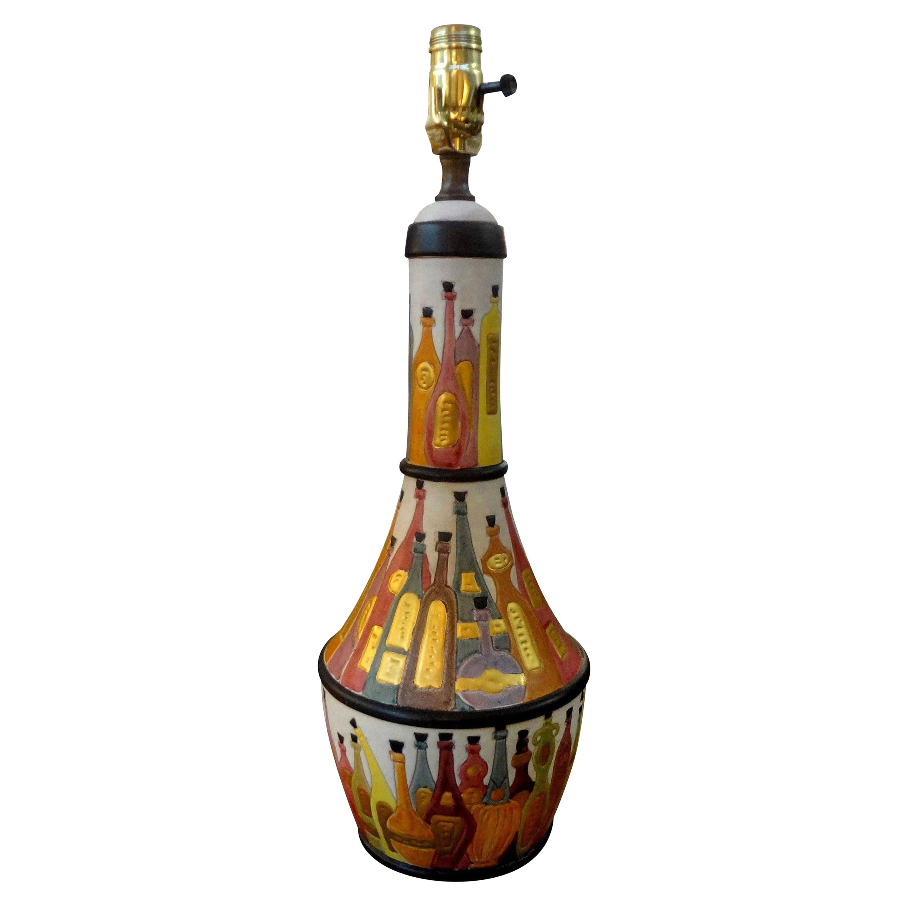 Lampada in ceramica smaltata italiana con bottiglie di vino