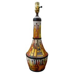Lampada in ceramica smaltata italiana con bottiglie di vino