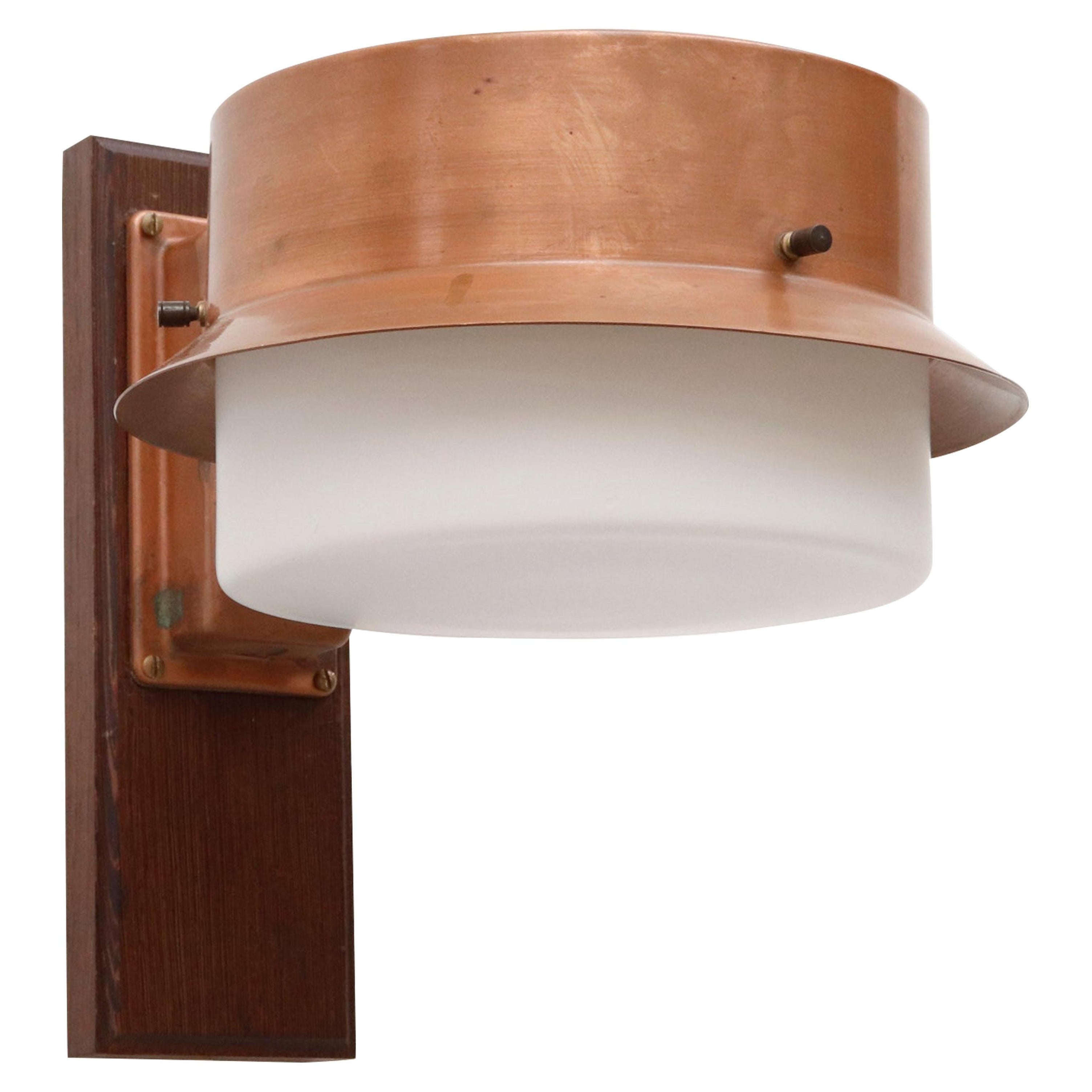 Scuola di Amsterdam, Sconce in rame, vetro lattimo e wengé in stile Frank Llyod Wright