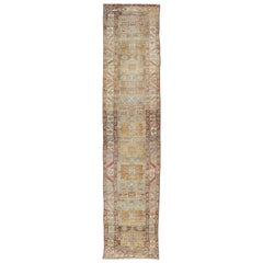 Long tapis de couloir persan Heriz avec médaillons centraux dans des tons de couleur claire