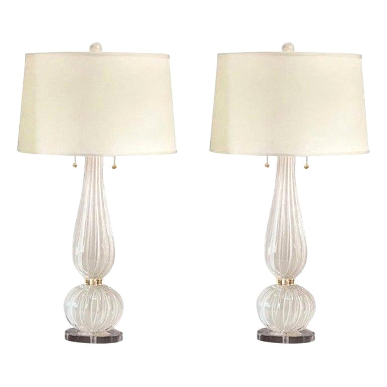 Paire de lampes de bureau italiennes en verre de Murano/Venetian blanc et or de style du milieu du siècle dernier en vente