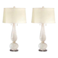 Paire de lampes de table italiennes en verre de Murano/Vénitien de style Mid-Century:: blanc & or