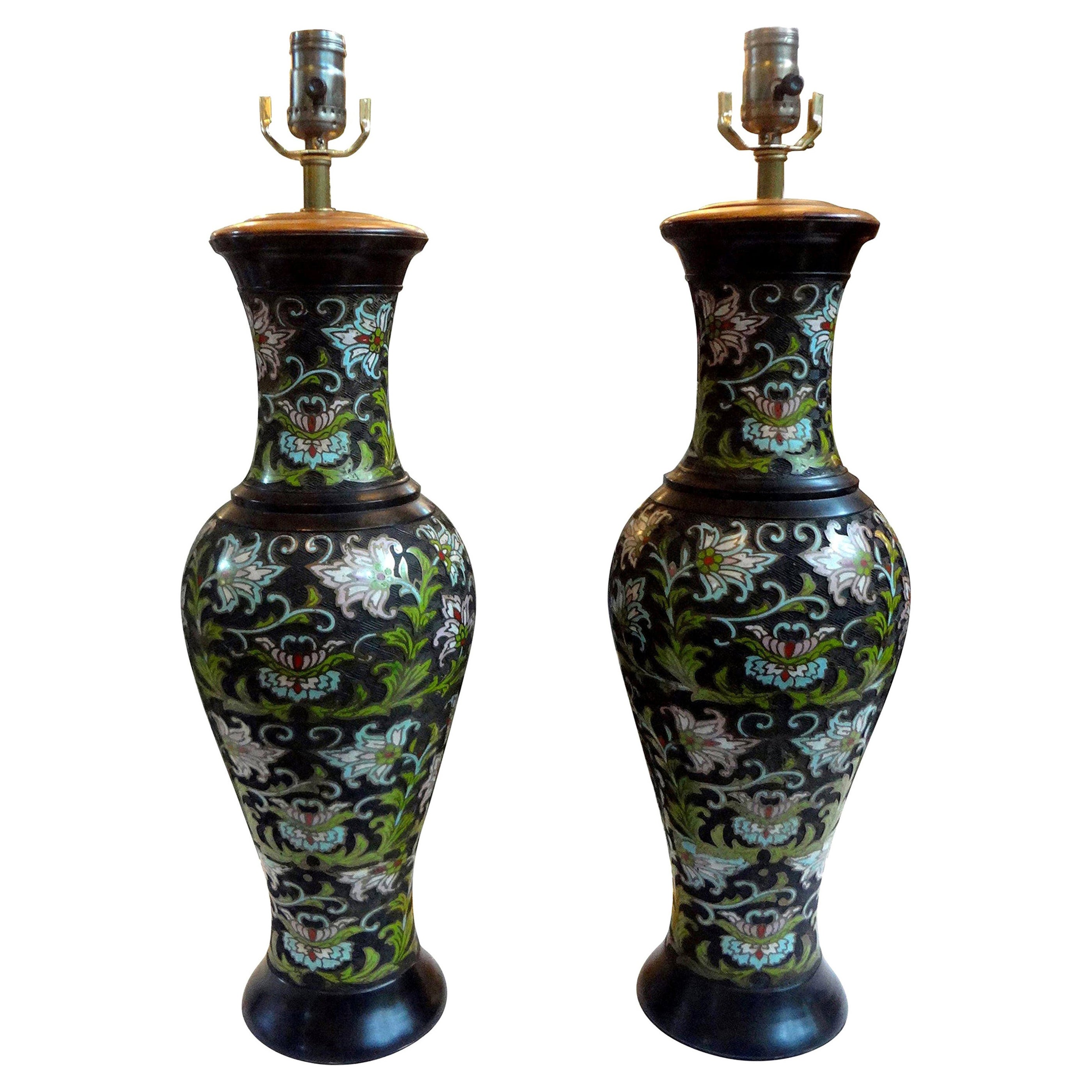 Paire de lampes chinoises anciennes en champlev ou cloisonné en vente