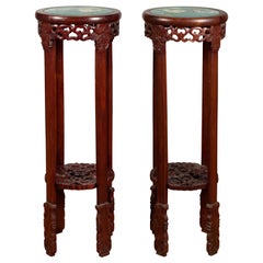 Paire de stands de la fin de la dynastie Qing avec tabliers Carved Decor et oiseaux floraux