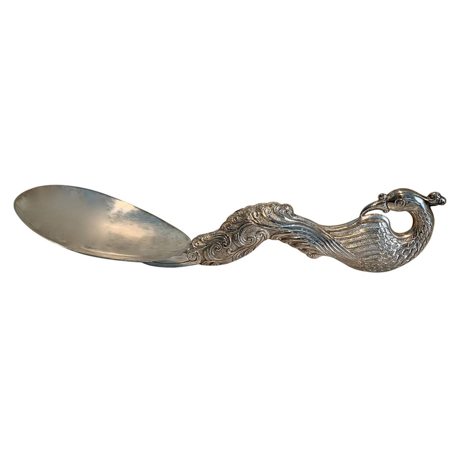 Cuchara de servir de plata repoussé con pavo real en venta