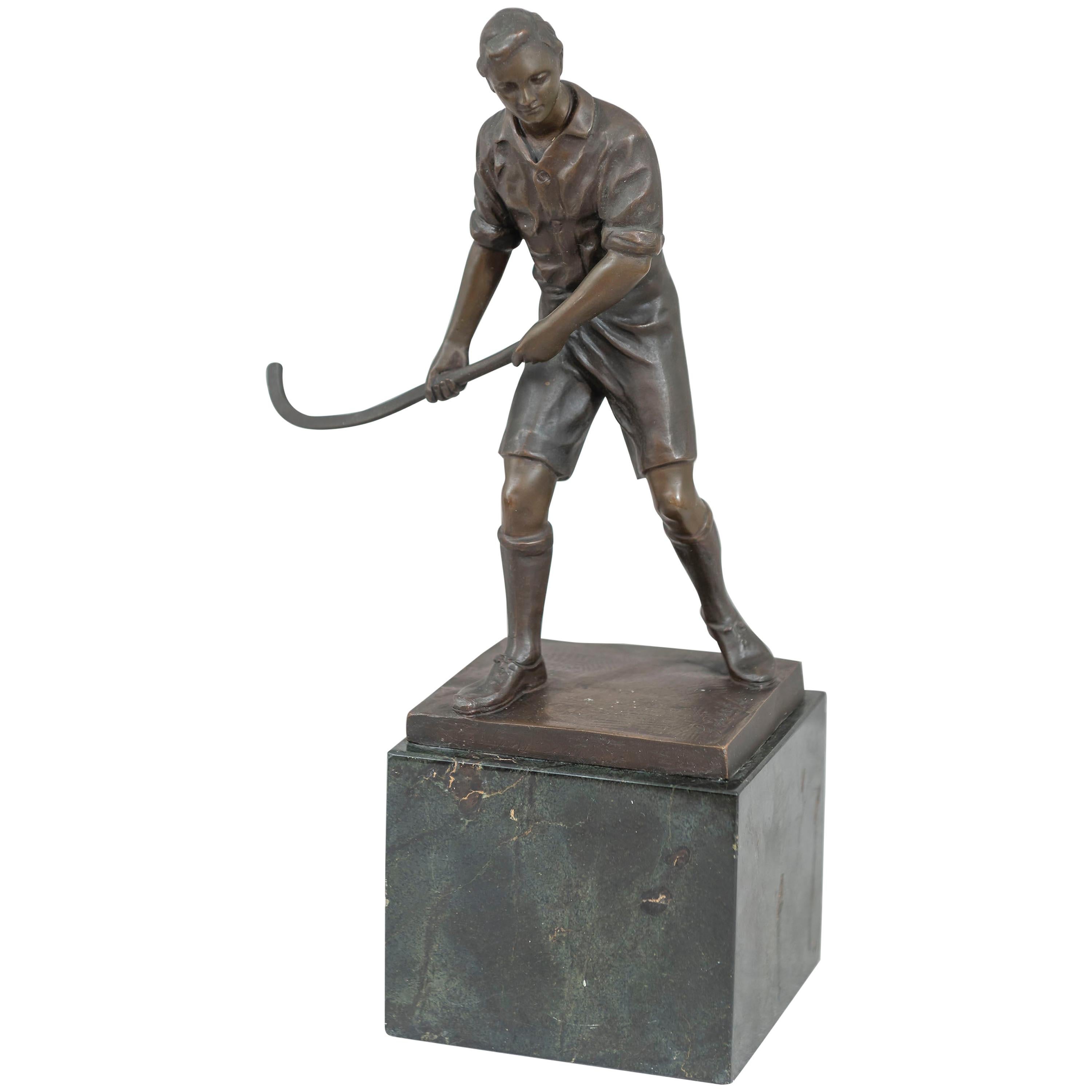 Figura de bronce de un jugador de hockey sobre hierba, alemán, firmado por el artista, hacia 1900 en venta